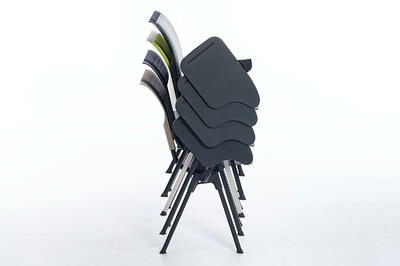 Stapelbare Kunststoffstühle mit Schreibtablar und dynamischem Wippmechanismus
